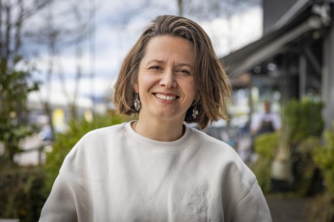 Yulia Kristoforova | "V Sloveniji pogosto zaznavam bolj zadržan in včasih tudi negotov odnos do umetnosti. O njenem pomenu se veliko razpravlja – njeni nujnosti, umeščenosti v družbo, njeni vrednosti. To se kaže tudi v tem, da je umetniški poklic pogosto razumljen kot nekaj, kar potrebuje dodatno utemeljitev ali celo drugo oporo za preživetje," je povedala Yulia Kristoforova. | Foto Bojan Puhek