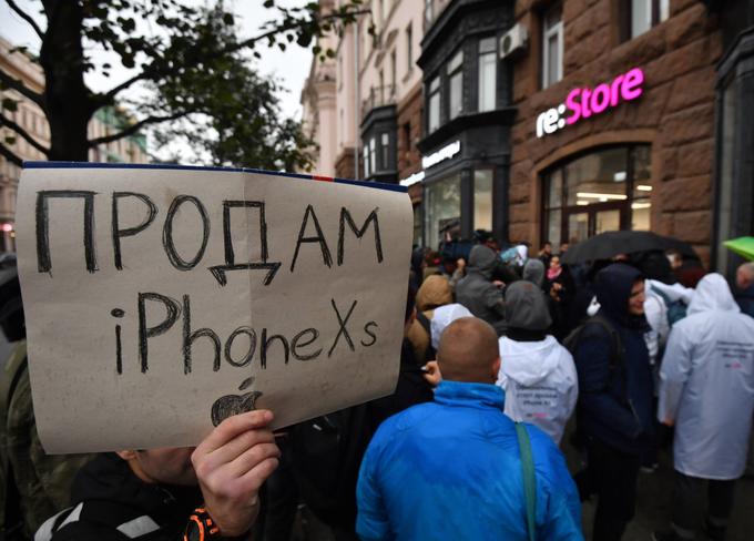 Prodaja novih pametnih telefonov zaradi vojne ni nižja le v Ukrajini, temveč tudi v Rusiji, ki so jo zapustili oziroma tam svoje izdelke (začasno) prenehali prodajati številni proizvajalci, med drugim tudi velikan Apple.  | Foto: AP / Guliverimage