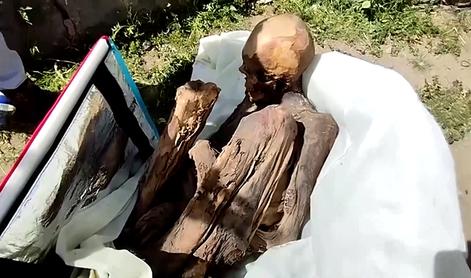 V dostavljalni torbi prenašal mumijo in ji celo nadel ime #video #foto