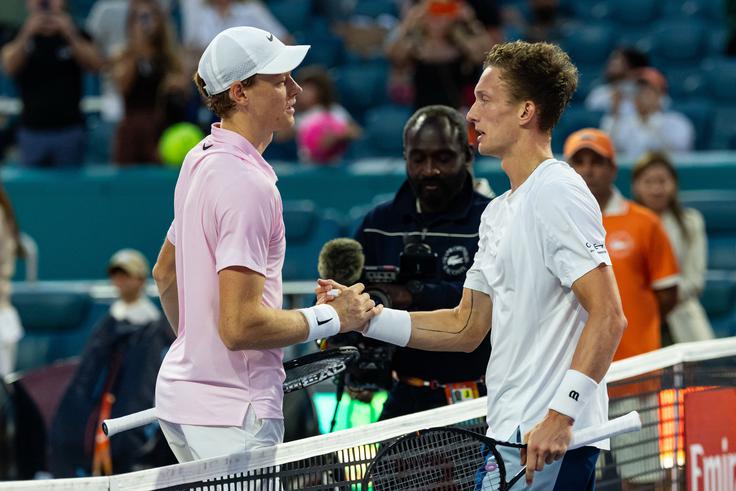 Jannik Sinner je v finalu v dveh nizih ugnal češkega izzivalca Jirija Lehečko. | Foto: Reuters