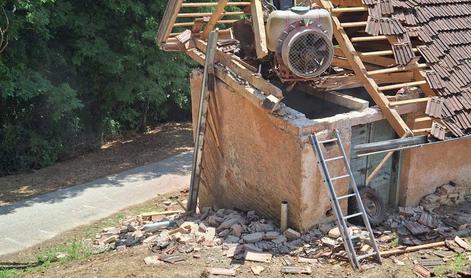 Neverjetno: traktor pristal na strehi hiše