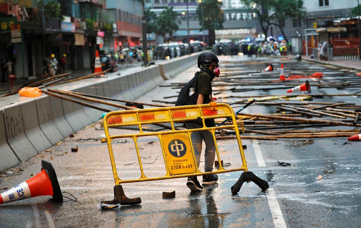 Hongkong | Nedeljski spopadi med protestniki in policisti so bili najbolj nasilni od začetka protestov. | Foto Reuters