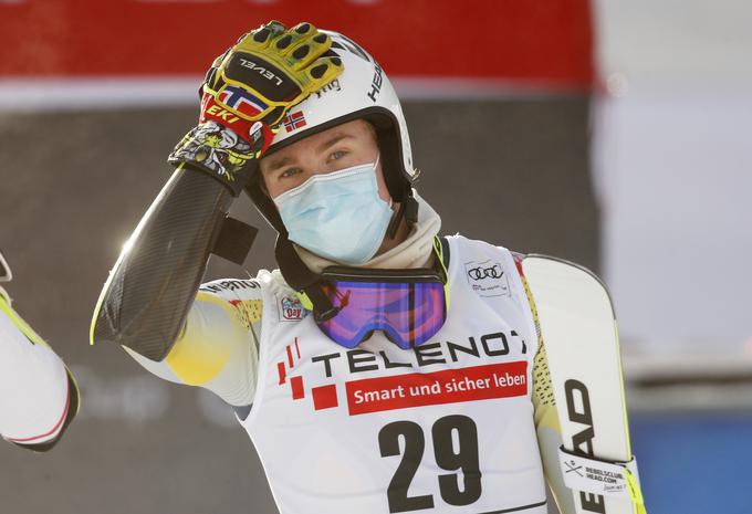 Dvajsetletni Norvežan Atle Lie McGrath je bil presrečen ob uspehu kariere. S štartno številko 29 je skočil tik pod vrh na 2. mesto. | Foto: Reuters