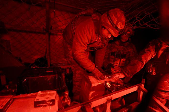 Ukrajina robot UGV Vojna v Ukrajini | Ukrajinski vojaki nalagajo opremo na robota UGV, ki jo bo ta potem odpeljal do bojnih položajev na fronti, pri tem pa ne bodo ogrožena življenja vojakov. | Foto Guliverimage