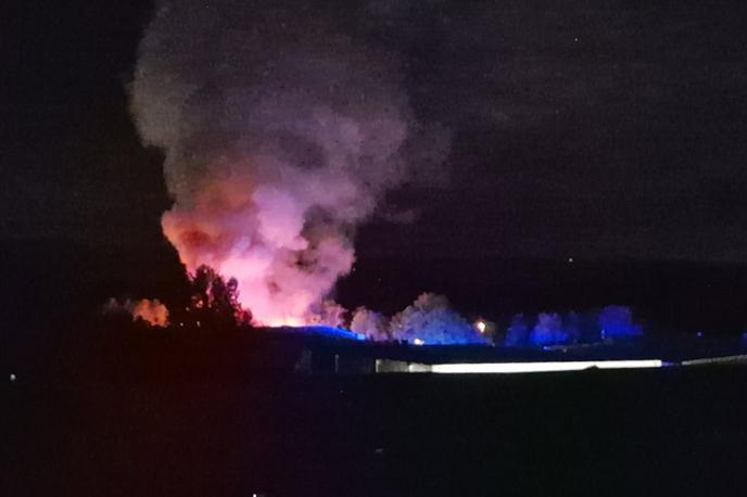 Požar Vrhnika | Zagorelo je v lesno-predelovalnem objektu v industrijski coni na Verdu. | Foto Facebook/Civilna zaščita Vrhnika