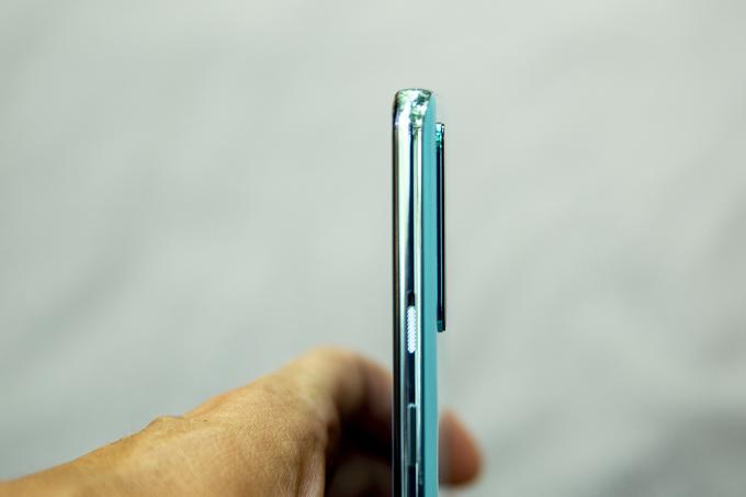 OnePlus Nord je na voljo v dveh barvah, turkizna, ki ji prozvajalec reče modri marmor (Blue Marble), je živahnejša. | Foto: Ana Kovač