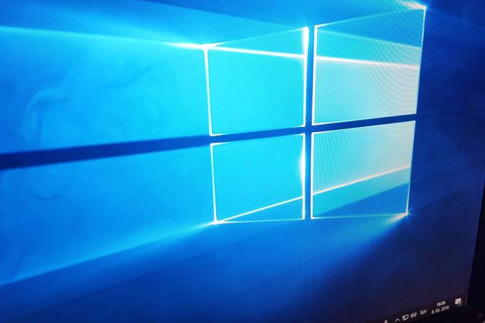 Windows 10 je sodeč po spletni strani StatCounter januarja letos prehitel Windows 7 in postal najbolj uporabljani računalniški operacijski sistem. Analitična spletna stran netmarketshare.com medtem kaže drugačno sliko, Windows 10 po njihovem še vedno zaostaja za priljubljenim Windows 7.  | Foto: Matic Tomšič