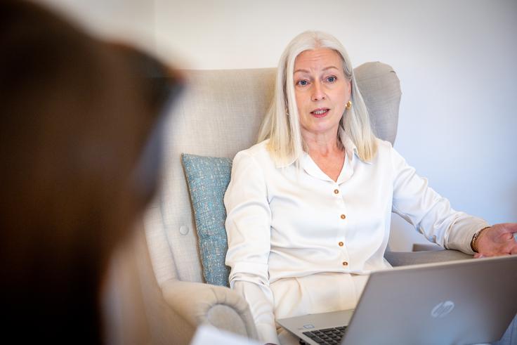 "Če nas pogovor spravlja v nelagodje, imamo pravico oditi," izpostavlja psihoterapevtka. | Foto: Gaja Hanuna