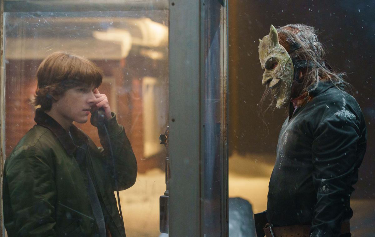 Črni telefon 2 | Finn se mora ponovno soočiti z Grabežem, a tokrat ga ne kličejo njegove žrtve, ki bi mu pomagale k rešitvi, temveč sam Grabež – in to iz pekla. | Foto Karantanija Cinemas