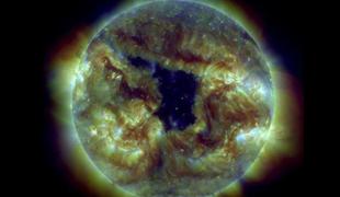 Zaskrbljeni zaradi velikanske koronalne luknje na Soncu (VIDEO)