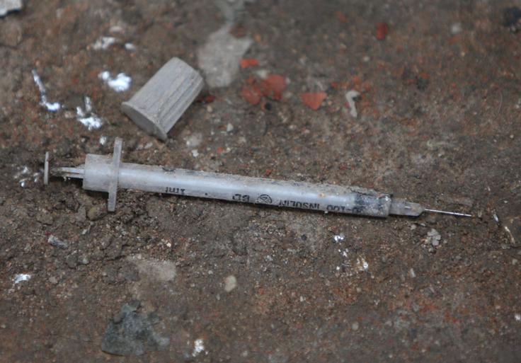 Za pobiranje igel na javnih površinah v Ljubljani je zadolženo JP Snaga, in sicer imajo za to usposobljenih 45 delavcev ter na razpolago ustrezno opremo. Otroška igrišča pregledujejo enkrat na teden. V letu 2024 so za odstranjevanje igel porabili skoraj 600 ur. | Foto: TIna Deu