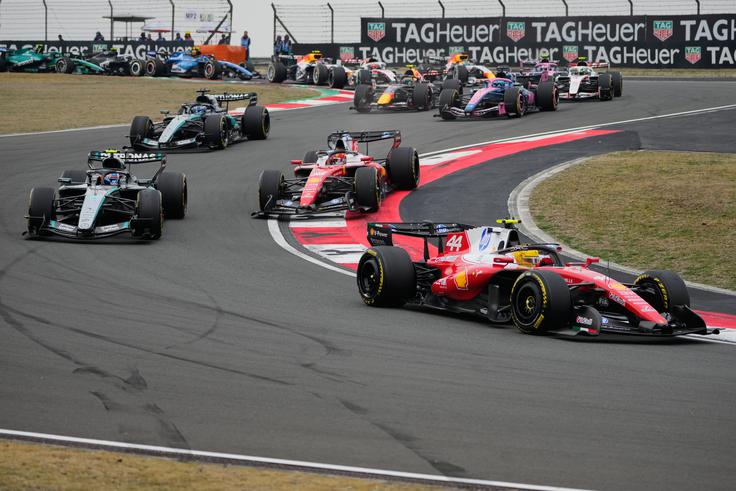 Na štartu je Lewis Hamilton prehitel Kimija Antonellija. | Foto: Guliverimage