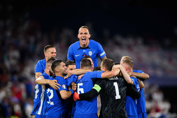 Slovenija euro 2024 | Slovenski nogometaši so bili priča zgodovinski uvrstitvi v izločilne boje evropskega prvenstva. Danes bodo izvedeli, s kom se bodo pomerili v osmini finala. | Foto Guliverimage