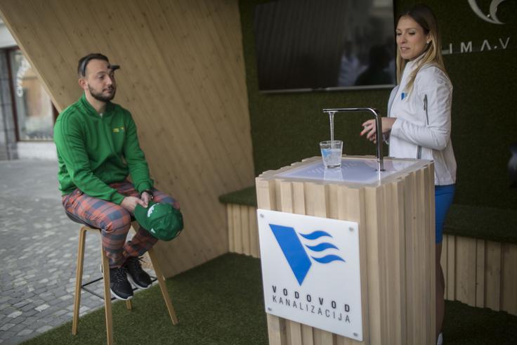 Raper Zlatko je preizkusil napravo z aplikacijo, ki omogoča, da si obiskovalci natočijo vodo iz pitnika z močjo svojih misli. | Foto: 