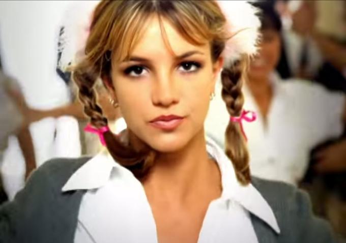 V videospotu za pesem ... Baby One More Time, ki jo je leta 1998, ko je imela le 16 let, izstrelila med svetovne zvezde. | Foto: Profimedia