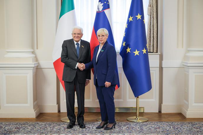 Sergio Mattarella, Nataša Pirc Musar | Na novinarsko vprašanje glede zagotovljenega zastopstva za slovensko manjšino v italijanskem parlamentu, kakršnega ima italijanska skupnost v DZ, je Mattarella odgovoril, da gre za vprašanje, ki je v pristojnosti italijanske vlade, sam pa sicer temu vprašanju namenja veliko pozornosti. | Foto STA