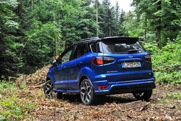 Ecosport je res 19 centimetrov dvignjen od tal, vendar ne poudarja več svojega terenskega videza. Manj je črnih zaščitnih oblog, na vratih prtljažnika ni rezervnega kolesa. | Foto: Gašper Pirman