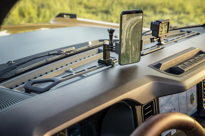 Zanimiva rešitev za pritrjevanje telefonov in kamer na vrh armaturne plošče. | Foto: Ford