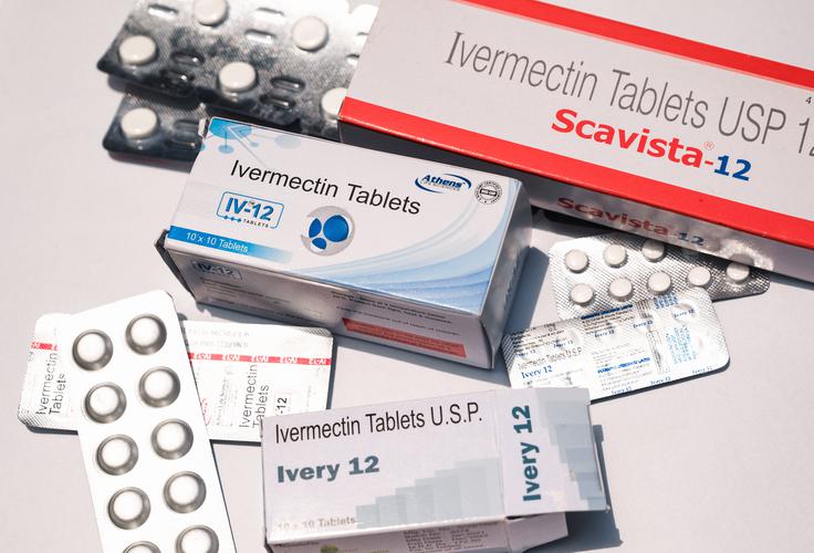 Ivermektin Ivermektin sta v sedemdesetih letih prejšnjega stoletja odkrila William Campbell in Satoshi Ōmura, biokemika pri ameriškem farmacevtskem gigantu Merck. Ivermektin velja za eno najpomembnejših zdravil na svetu, saj je zelo učinkovit antiparazitik, ki se uporablja za preprečevanje okužb s paraziti tako pri ljudeh kot živalih. Campbell in Ōmura sta si za svoje odkritje leta 2015 razdelila Nobelovo nagrado za medicino. | Foto: AP / Guliverimage