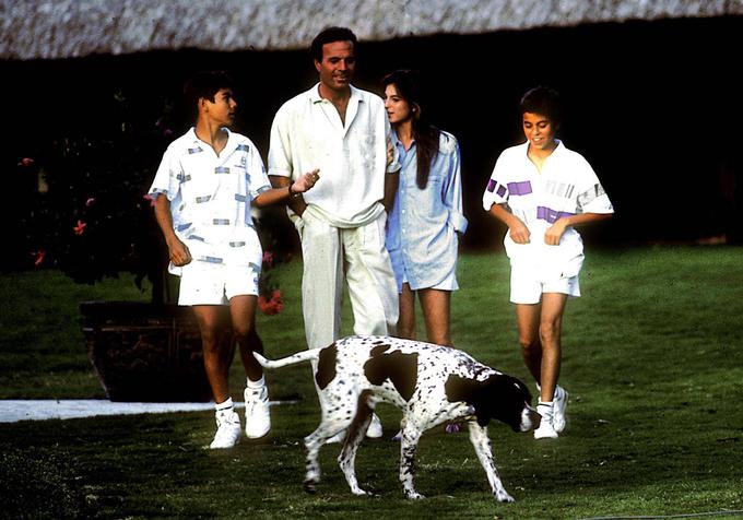 Julio Iglesias leta 1988 s sinovoma Juliem mlajšim in Enriqejem ter hčerko Chabeli. | Foto: Guliverimage/Imago Lifestyle