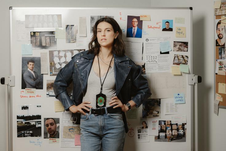 Lea Mihevc kot kriminalistka Sara, protagonistka serije Nemirna kri | Foto: Pop TV