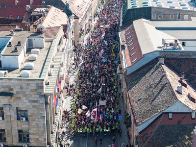 Desettisoči proti Srbiji: v državi zaradi bombnih groženj ustavili železniški promet