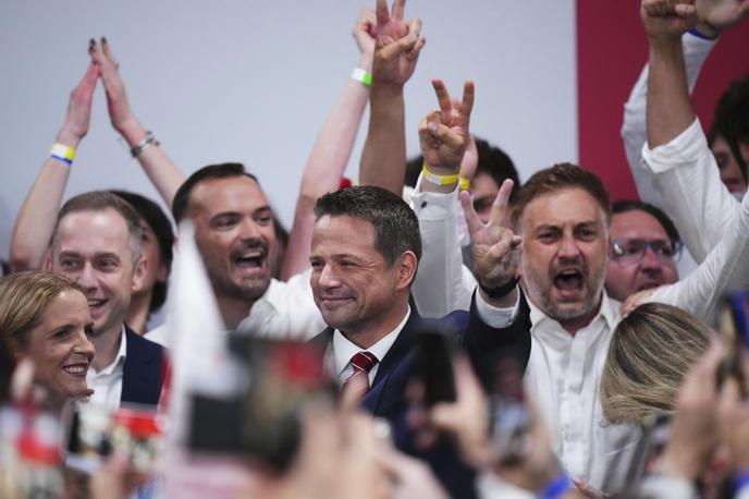Rafal Trzaskowski | Povolilne ankete napovedujejo zmago Rafalu Trzaskowskemu. A se bo veselil tudi, ko bodo prešteli vse glasove? Na fotografiji: Trzaskowski po prvih povolilnih napovedih. | Foto Guliverimage