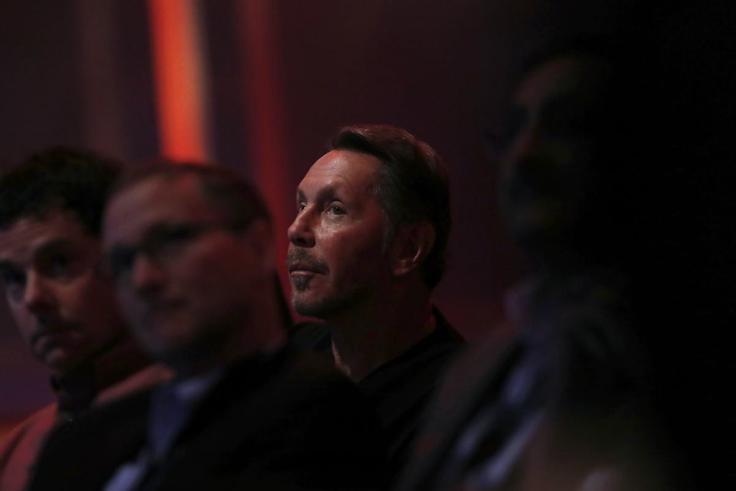 Devetdeseta leta prejšnjega stoletja, predvsem prva polovica, so bila za Oracle in Ellisona zelo stresna. Leta 1990 je moral odpustiti 10 odstotkov zaposlenih, ker je marketing podjetja naredil nekaj katastrofalnih napak. Nato je Oracle začel izgubljati denar, ker je njegov veliki tekmec, podjetje Sybase, razvil zelo dobro orodje za obdelovanje podatkov. Na srečo Oracla se je Sybse leta 1993 združil s podjetjem Powersoft, začel izgubljati prednost in svoje rešitve nazadnje prodal Microsoftu, ki jih danes ponuja pod imenom SQL Server. | Foto: Reuters