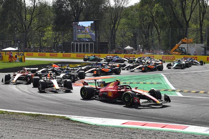 Monza štart Carlos Sainz Ferrari | V prvi šikani je Carlos Sainz še zadržal vodstvo pred Maxom Verstappnom. | Foto Reuters