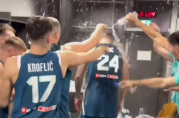 Slovenski košarkarji so si po zmagi privoščili čustvenega kapetana #video