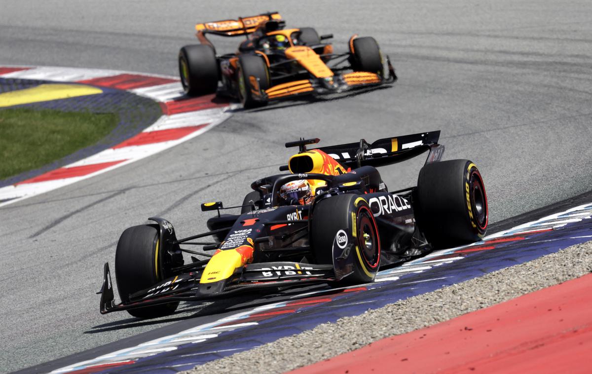 VN Avstrije Max Verstappen Red Bull Lando Norris McLaren | Maxu Verstappnu je uspelo odbiti napad Landa Norrisa in dobil je tretji šprint letošnje sezone. | Foto Reuters