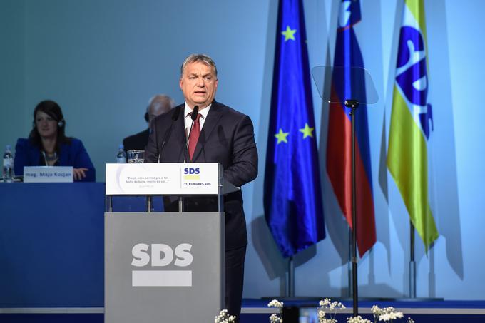 Zbrane je nagovoril tudi madžarski premier Viktor Orban. Kot je dejal, brez SDS danes ne bi bilo mogoče pisati zgodovine neodvisne in samostojne Slovenije, prav tako si brez te stranke po njegovih besedah ni mogoče zamisliti svobodne Slovenije prihodnosti. Orban meni, da če bodo državljani in državljanke Slovenije poslušali svoje srce, bo na naslednjih volitvah zmagala stranka SDS. O Janezu Janši pa je povedal, da "ni samo demokrat, ampak borec za svobodo, ki ve, da senca sistema, kot je bil komunizem, sega daleč". | Foto: STA ,