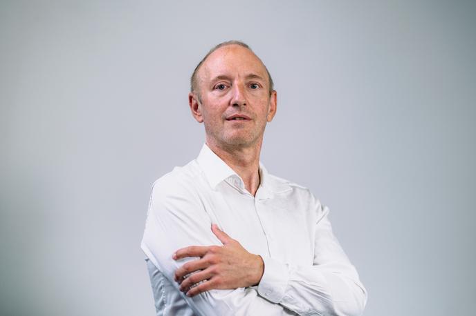 Uroš Godnov | Dr. Uroš Godnov je glede sprejemanja in razvoja umetne inteligence zmerno optimističen: "Upam, da bo človeštvo zmagalo. A resno – spustite umetno inteligenco v svoje življenje. Ne bo več šlo brez nje." Njegova starša, stara 80 let, že rešujeta križanke s pomočjo programa ChatGPT. Tudi to je začetek. | Foto Jan Lukanović