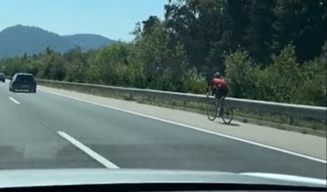 Ali kolesarji lahko vozijo 'vštric'? Še poznate vsa pravila?