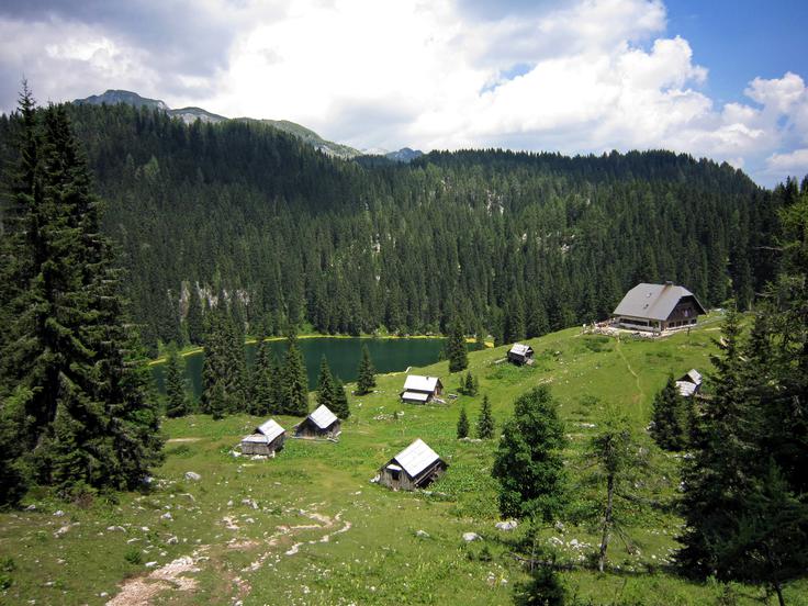15. julija in 16. septembra 2017 si bodo obiskovalci v Domu na Menini planini, Domžalskem domu na Mali planini in Koči na Planini pri Jezeru (na fotografiji) lahko od blizu ogledali njihove okoljske naložbe. | Foto: 