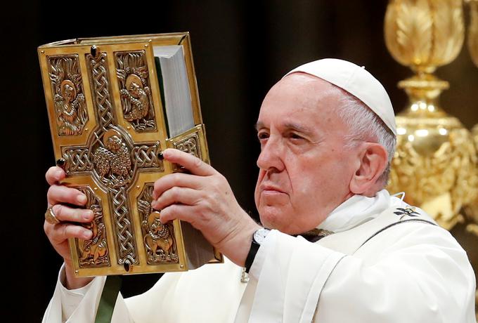 Papež Frančišek je v sobotni velikonočni vigiliji pozval vernike, naj ne izgubijo upanja. | Foto: STA ,