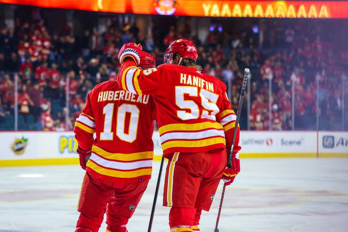 Johnny Huberdeau je z 200. golom v NHL-karieri Calgary popeljal v vodstvo že v četrti minuti. | Foto: Reuters