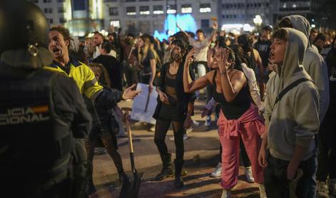 V Valencii na protestih po katastrofalnih poplavah več kot 130 tisoč ljudi