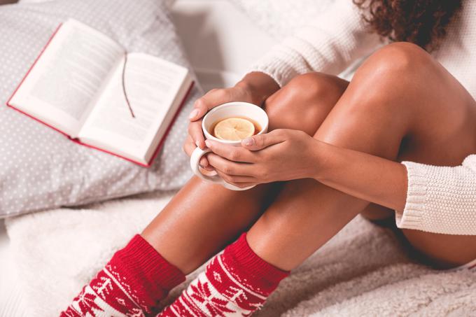 Čaj, tople nogavice in dobra knjiga. To je dobra kombinacija za dobro sproščanje. | Foto: Thinkstock
