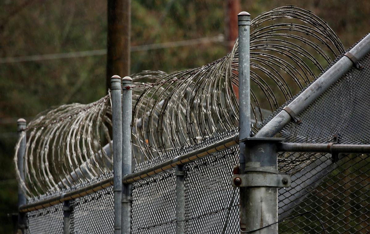 zapor | Ograja zapora Alouette v Kanadi, kjer je na podlagi naloga za aretacijo iz ZDA v priporu finančna direktorica Huaweia Meng Wanzho. | Foto Reuters