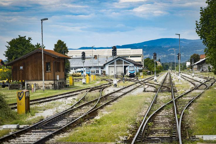 Postaja Maribor Studenci ni le običajna postaja, saj se njen začetek z mariborske strani ponaša kot nekdanja kurilnica, danes pa domovanje železniške delavnice na Studencih. Za tem kompleksom je tudi nekoč delujoča Tovarni vozil in toplotne tehnike oz. Tovarna železniških vozil Boris Kidrič Maribor.  | Foto: Ana Kovač