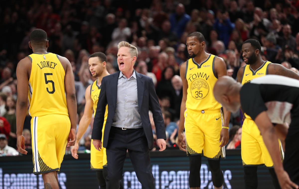 Steve Kerr | Steve Kerr je moral po dveh tehničnih napakah zapustiti klop Golden Stata. | Foto Reuters