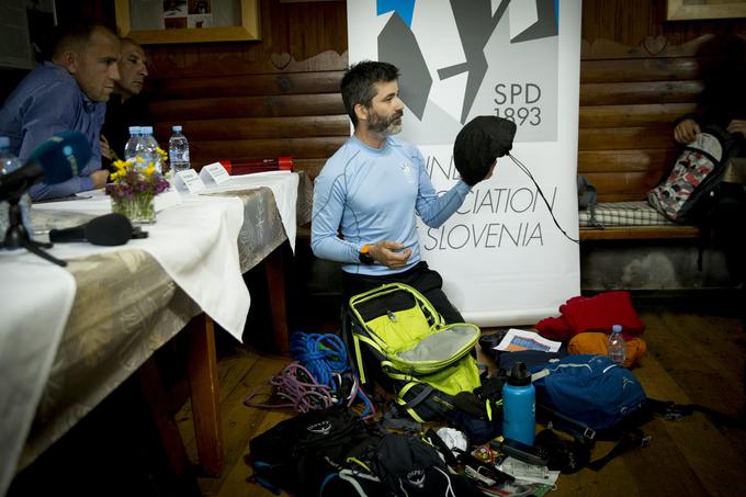 Matjaž Šerkezi je na novinarski konferenci Planinske zveze Slovenije pred začetkom poletne planinske sezone predstavil, kaj vse sodi v planinski nahrbtnik. | Foto: Ana Kovač