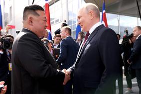 Ali Vladimir Putin in Kim Džong Un pripravljata "oktobrsko presenečenje"?