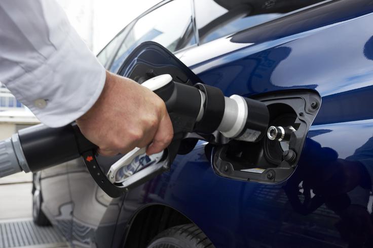 Polnjenje posode z vodikom traja le nekaj minut, kar je tudi ena izmed prednosti pred klasičnimi električnimi avtomobili. | Foto: Toyota