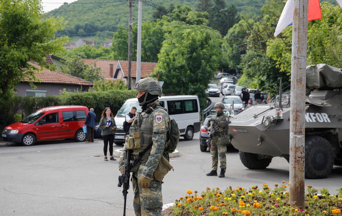 Kosovo, KFOR | V Zvečanu pripadniki Kforja varujejo tudi pet vstopnih točk v mesto, da bi preprečili prehod pripadnikov kosovskih posebnih enot blizu protestnikov. | Foto Reuters