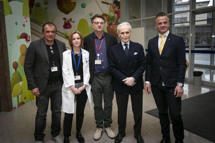 Carrerasa so sprejeli (od leve proti desni) prof. dr. Samo Zver, predstojnik KO za hematologijo UKCL, dr. Lidija Kitanovski, predstojnica KO za otroško hematologijo in onkologijo, prof. dr. Janez Jazbec, strokovni direktor pediatrične klinike, in Teodor Žepič, poslovni direktor pediatrične klinike. | Foto: Bojan Puhek