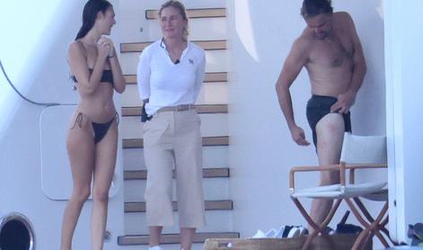 Leonardo DiCaprio na Sardiniji uživa v družbi dekleta, opekla ga je tudi meduza #foto