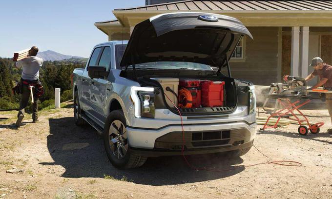 Zunanje porabnike je mogoče polniti z močjo do 2,3 kilovate, kar je uporabno za delo na terenu. Sprednji prtljažnik ima prostornino kar 400 litrov. | Foto: Ford