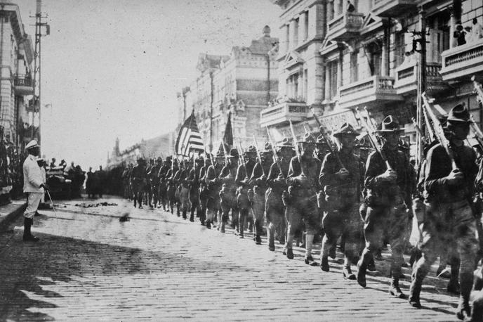 Ameriški vojaki v Vladivostoku avgusta 1918 | Ameriški vojaki v Vladivostoku avgusta 1918. Američani so Vladivostok in dele Sibirije zasedli, da bi lahko pomagali Češkoslovaški legiji (sestavljali so jo češki in slovaški vojaški ujetniki v Rusiji med prvo svetovno vojno), ki se je v ruski državljanski vojni bojevala proti boljševikom. Z zasedbo Vladivostoka so ZDA tudi preprečile prihod japonskih vojakov na to območje. | Foto Wikimedia Commons